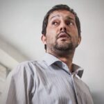 Hamed Behdad Instagram - . «پای جون داداشم وسط نبود، بلایی سرت میاوردم که مرغای اسمون به حالت گریه کنن!» . . اکران فیلم «جان‌دار» در سینماهای سراسر کشور ادامه دارد. . . #جان_دار به کارگردانی حسین دوماری و پدرام پورامیری/ تهیه‌کننده: کامران مجیدی پخش از: نیکان فیلم . . ساخت تیزر: پیمان امدادی . . 🔸 صفحه رسمی «جان‌دار» در اینستاگرام: ‏@jaandaar.movie .