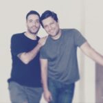 Hamed Behdad Instagram - عکس یادگاری با محمد ولیزادگان. عکاس یک دوست مشترک. وسط یه مهمونی. حرف‌هایی درباره دوتا کار که با هم بازی کردیم زدیم. انصافا محمد تو هر دو فیلمی که با هم بودیم زحمت کشید. امیدوارم موفق باشه. @mohammadvalizadegan @behdad_hamed
