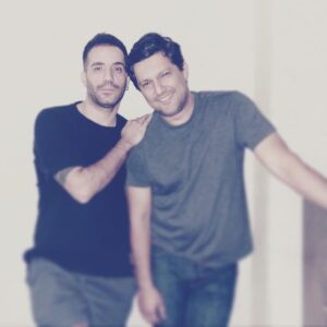 Hamed Behdad Instagram - عکس یادگاری با محمد ولیزادگان. عکاس یک دوست مشترک. وسط یه مهمونی. حرف‌هایی  درباره دوتا کار که با هم بازی کردیم زدیم. انصافا محمد تو هر دو فیلمی که با هم بودیم زحمت کشید. امیدوارم موفق باشه. @mohammadvalizadegan @behdad_hamed
