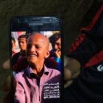 Hamed Behdad Instagram – متاسفانه مطلع شديم اين دو كودك پاكستانى بنگلادشى زير آوار بخاطر بارش شديد بارون در همين چند روز پيش جون خودشون و از دست دادن. و با برادرم باتفاق دوستان  خيّر ديگه  براى افراد بى سر پناه اون منطقه كه همه مهاجرهاى پاكستانى و بنگالى هستن ارزاق و آذوقه و عروسك و وسايل بهداشتى رسونديم. بطرز مضحكى هيچ امكان و رفاه و حقوق اوليه زندگى براشون موجود نيست.راستش نبودن نان و سقف و آسايش و توالت و  حمام و تلويزيون و مدرسه تفريح و بهداشت و اين چيزاى ساده براى سرگرم بودن ساكنان اين سرزمين بيشتر برام شبيه شوخيه.در اين ايام كه فعلا كار و بار مردم خوابيده هر كدوم از ما هموطنان داريم به نحوى مشكل هامون و با هم تقسيم ميكنيم گر چه اين وظيفه دولت هست و احتمال ميدم درستش هم همين باشه. بابت مرگ غم انگيز اين دو تا كودك و وضعيت اسفبار مردم اون محله با يكى از دوستان همكار  در تلويزيون تماس گرفتم و داستان و گفتم و بهم قول داد هفته بعدى براى هر خانوار بستهء ارزاق به اندازهء يكماهشون اهداء كنه. شايد بشه كمى خوشحال بشن .در انتظار  روزهاى خوبتر.