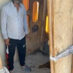 Hamed Behdad Instagram - متاسفانه مطلع شديم اين دو كودك پاكستانى بنگلادشى زير آوار بخاطر بارش شديد بارون در همين چند روز پيش جون خودشون و از دست دادن. و با برادرم باتفاق دوستان خيّر ديگه براى افراد بى سر پناه اون منطقه كه همه مهاجرهاى پاكستانى و بنگالى هستن ارزاق و آذوقه و عروسك و وسايل بهداشتى رسونديم. بطرز مضحكى هيچ امكان و رفاه و حقوق اوليه زندگى براشون موجود نيست.راستش نبودن نان و سقف و آسايش و توالت و حمام و تلويزيون و مدرسه تفريح و بهداشت و اين چيزاى ساده براى سرگرم بودن ساكنان اين سرزمين بيشتر برام شبيه شوخيه.در اين ايام كه فعلا كار و بار مردم خوابيده هر كدوم از ما هموطنان داريم به نحوى مشكل هامون و با هم تقسيم ميكنيم گر چه اين وظيفه دولت هست و احتمال ميدم درستش هم همين باشه. بابت مرگ غم انگيز اين دو تا كودك و وضعيت اسفبار مردم اون محله با يكى از دوستان همكار در تلويزيون تماس گرفتم و داستان و گفتم و بهم قول داد هفته بعدى براى هر خانوار بستهء ارزاق به اندازهء يكماهشون اهداء كنه. شايد بشه كمى خوشحال بشن .در انتظار روزهاى خوبتر.