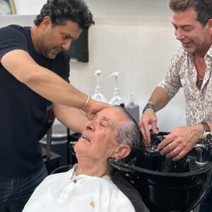 Hamed Behdad Instagram - همه چی هایی که ما رو بیچاره کرد و دق داد، تقصیر کیمیایی و بهروز بود. حسرت بازی بهروز و فیلمهای کیمیایی. این دو تا سینمای ایران و فتح کردن و قلب مردم آرزومند و لرزوندن. مسیر زندگی مونو عوض کردن شدیم عشق سینما. همه چی و رقم زدن جاودانه شدن به تماشاگر جون دادن. هیشکی مث اونا نشد. مث اون سالها. امسال اواخر بهار تو شهر لس آنجلس رفتم یه جا ببینمش تا رسیدم تو سلمونی دیدم صاحبکار داره موهای اسطوره رو آب میکشه گفتم بزن کنار شستن موهاش بما میرسه.  خندیدیم. فریاد زدم آهای ماساژ مو مخصوص سر سلاطین. خندید. پرسیدم چی کشیدی شما تو این چهل سال گفت هی هی. همسرش متبسم بهش نگاه می‌کرد میتونستی معنی اون آه و تو چشای اون بخونی. چرا اسکورسیزی هنوز با ‌دنیرو فیلم میسازه اون بازی میکنه اما مای فلک زده نمیتونیم یکبار دیگه شاهد بازی بهروز تو فیلم کیمیایی باشیم؟ کی مقصره؟ چی شد ؟ چقدر صدای جلیلوند و اسماعیلی رو صورتش قشنگ بود. چقدر سینما خوب بود.  هنوزم چهره ش سینماییه. حالا داره مستندی از زندگی ش اکران میشه که مردم به عشق ش جمع میشن و کف میزنن. جای همه ما خالی. جای رفیقاش. جای همکاراش و دوستدارانش. جای همه خالیه. حیف که ما نیستیم وقتی میره رو سن زیر نور صحنه نگاش کنیم هوار بکشیم.