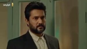Hamed Behdad Instagram - صحنه اى از عروسى و مراسم كُردها بود كه امير شايگان ، داماد كُرد  رو از زير تيغ اعدام كشيده بود بيرون و به خيال پشتگرمى اون كُردهاى در حال پايكوبى پيشنهاد بى شرمانه شو مطرح ميكنه و از آقاى معلم كه در گير و دار ازدواج با نامزدش بود ميخواد كه نامزدشو  ول كنه تا شايگان به خواسته ش برسه. اما معلم قصهء ما نه تنها دست به اسلحه نميبره بلكه درباره كُردهاى ناموس پرست اين وطن ،جواب خوبى كف دست امير شايگان ميذاره. چه ديالوگ هاى خوبى داره اين سكانس هر چه نوشتيم و گفتيم  از دل بود