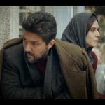 Hamed Behdad Instagram - 🎥 اگر فرض کنیم تو الان از تاریکی نمی ترسی، من به نظرت آشنام یا غریبه؟ تیزر قسمت چهاردهم «می خواهم زنده بمانم» منتشر شد قسمت چهاردهم سریال «می خواهم زنده بمانم» را از فیلیمو ببینید. آیا مفتاح زنده شد؟ هما حقی به حرف‌های امیر شایگان اعتماد می‌کند؟ حامد بهداد، سحر دولتشاهی، پدرام شریفی، علی شادمان، آناهیتا درگاهی و مهران احمدی با هنرمندی آزاده صمدی، امیر نوروزی، مهدی حسینی نیا، فرید سجادی حسینی و بابک کریمی با حضور افسانه چهره آزاد، عزت مهرآوران، محمدرضا مالکی، بهرام ابراهیمی، ناهید مسلمی، مهدی صباغی و بهاره کیان افشار بازیگران این سریال پرماجرا هستند. سریال «می‌خواهم زنده بمانم» به کارگردانی شهرام شاه‌حسینی و تهیه‌کنندگی محمد شایسته هر دوشنبه ساعت ۸ صبح از فیلیمو پخش می‌شود. ساخت تیزر: مسعود رفیع زاده ‏@iwanttoliveseries #می_خواهم_زنده_بمانم #حامد_بهداد #حامدبهداد #hamedbehdad