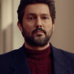 Hamed Behdad Instagram - 🎥 من هر چیزی رو بخوام به دست میارم . . . امیر شایگان با بازی حامد بهداد نمونه یک انسان جاه طلب است که برای رسیدن به خواسته‌هایش دست به هر کاری می‌زند. با نزدیک شدن به زمان پخش قسمت دهم سریال «می خواهم زنده بمانم» شخصیت امیر شایگان ابعاد تازه و متفاوتی پیدا می‌کند و داستان سریال را به سمت یک ماجرای جذاب می‌برد. حامد بهداد، سحر دولتشاهی، پدرام شریفی، علی شادمان، آناهیتا درگاهی و مهران احمدی با هنرمندی آزاده صمدی، امیر نوروزی، مهدی حسینی نیا، فرید سجادی حسینی و بابک کریمی با حضور افسانه چهره آزاد، عزت مهرآوران، محمدرضا مالکی، بهرام ابراهیمی، ناهید مسلمی، مهدی صباغی و بهاره کیان افشار بازیگران این درام مهیج هستند. عاشقانه «می خواهم زنده بمانم» ساخته شهرام شاه حسینی و به تهیه‌کنندگی محمد شایسته دوشنبه‌ها ۸ صبح از پلتفرم فیلیمو پخش می‌شود. ‏@iwanttoliveseries #می_خواهم_زنده_بمانم #حامد_بهداد #حامدبهداد #hamedbebdad
