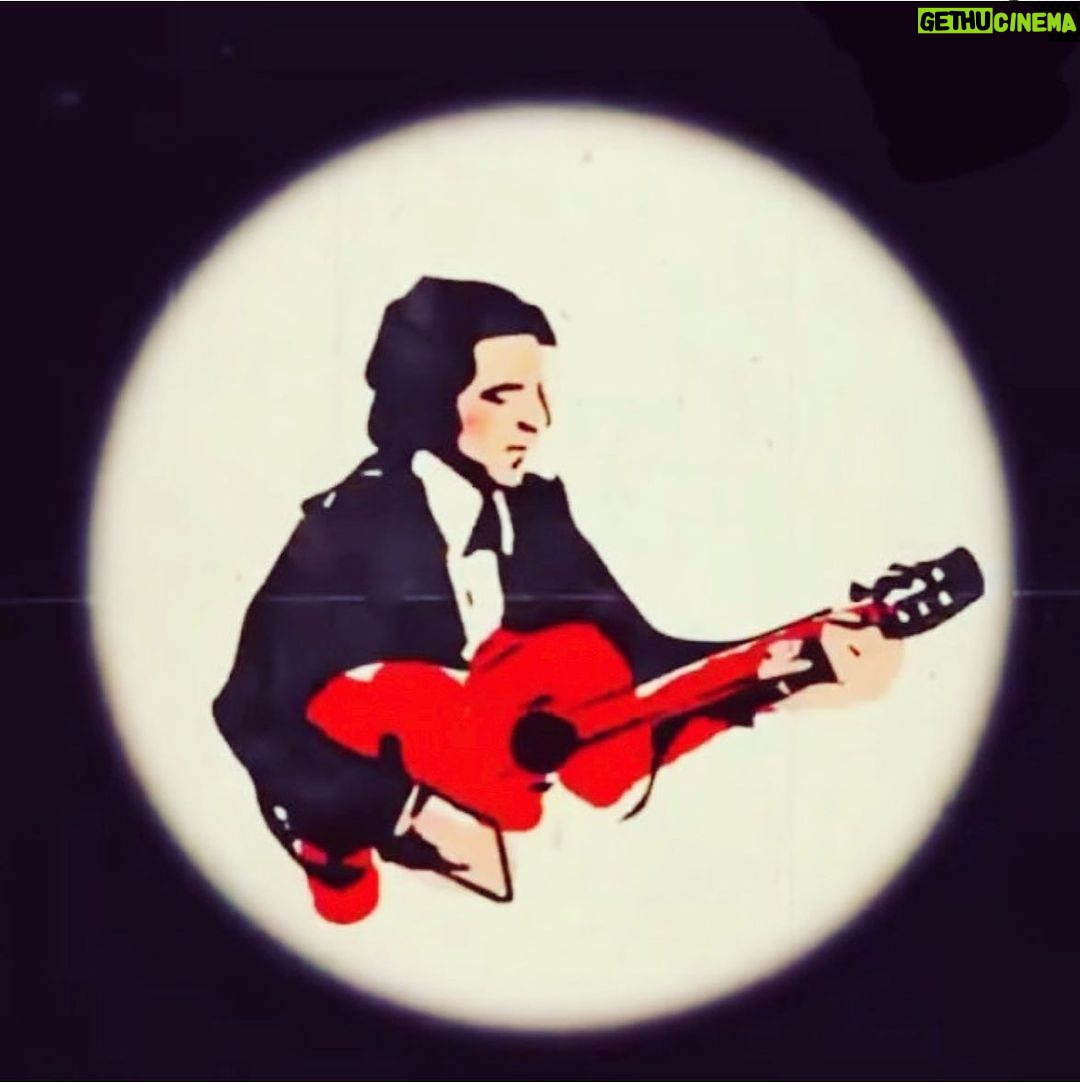 Hamed Behdad Instagram - آنچه که با صدای گرمش خوانده بود همه جا زمزمه میشد. چه اگر سازی بود یا نبود. محافل دوستان و شبانهء هر عاشقانه ای و دور آتش نشستن و سفر به همه جاده های این دیار ٫ وقتش که میرسید بدون قرار قبلی ( زن و مرد ) ترانه هایش را میسرودند. هربار یکی در جمعی گیتاری بدست میگرفت و آغاز (اگه یه روز بری سفر…) میکرد، یاران به او میپیوستند و میخواندند و سر تکان میدادند٫ گویی دمی غم زمانه فراموش میشد. تاریخ مردم از تاریخ قدرتها جدااست. صدا و موسیقی خوب به قلبها میرود. خاطرات مردمی که صدایش را دوست دارند و زمزمه میکنند ٫ بطرزی ازندگی شده که اگر نبوده باشی غربیه ای بیش نیستی. میدانم مانند او کم پیدا میشود و رفتنش باعث حسرت است ولی دلم میخواهد تولد دوباره ش را همزمان با رسیدن بهار تبریک بگویم و بخود خاطرنشان کنم که صدای خوب و ترانه هایش برایمان به یادگار مانده و تا پس از ما میرود. یادش گرامی. نوروز ۱۴۰۳.