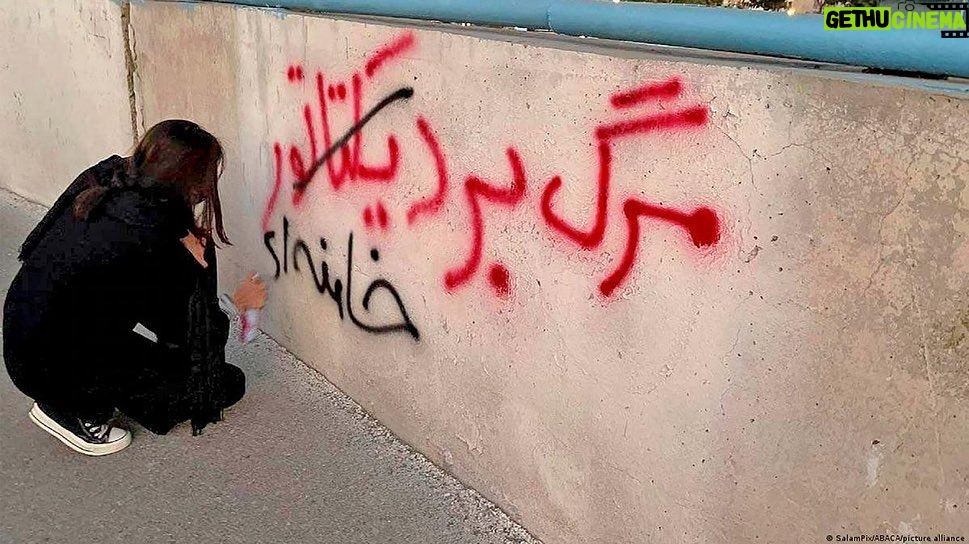 Hamid Farrokhnejad Instagram - یه دیکتاتور میشناسم وقتی ازش پرسیدن مشروعیت حکومتت از کجا اومده ؟ جواب داد ؛با افتخار از مردم فهیمم گرفتم. پرسیدن ؛ بریم از مردم بپرسیم ؟ گفت : نه مردم صلاحیت اظهار نظر ندارن !