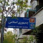 Hamid Farrokhnejad Instagram – مبنی و انتهای همه بحث ها و ادعا دو طرف دعوا در بحث مشروعیت یا عدم مشروعیت جمهوری اسلامی میزان علاقه مندی مردم به ادامه زندگی در زیر سایه این نظام یا عوض کردن آن با نظام حکومتی دیگری است که نوع آن هنوز مشخص نیست ، مخالفان بر این باورند که درصد بالایی از مردم اعتقاد دارند که دیگر حکومت و نظام جمهوری اسلامی مشروعیت و اعتبارش را از دست داده و مدتهاست به ضرب زور و اعمال فشار و سرکوب به حیات خودش ادامه میدهد و حجم بالای اعتراض ها و ابعاد گسترده سرکوب و کم شدن فاصله درگیری ها را گواه این ادعا میدانند ،متولیان حکومت اما این آمار را جعلی و بزرگ نمایی تلقی میکنند و اعتقاد دارند درصد بالایی از مردم از نحوه و نوع حکومت راضی اند و درصد کمتری خواستار تغییرات و دگرگونی اند و پا را فرا تر گذاشته و معتقدند خیلی ها قوانین سختگیرانه تری را برای احقاق حکومت اسلامی خواستارن ! 
در چنین سردرگمی سیاسی و اجتماعی راه حل چیست ؟ قطع به یقین ادامه شرایط فعلی و جامعه دو قطبی بلاتکلیف ماندگار و ادامه دار نمی تواند باشد ، از طرفی حکومت کوتاه نمی اید و از طرفی مردم با درصدی نامعلوم خواستار تغییرات هستند ، در این میان و برای اثبات واقعیت هیچ معیاری مشخص نیست ، حکومت تجماعات طرفدارانش را در مناسبت های مختلف نشان از اکثریت امار مردم موافق میداند و این در حالیست که هیچگاه اجازه تجمع به مخالفان داده نشده که این وضعیت مبنی مقایسه را فاقد وجهاهت میکند ، تحریم های گسترده مخالفان در انتخابات نیز چون با تحریف نهادهای زیر نظر حکومت هیچگاه اعلام نشده نیز شامل آمار رسمی نگردیده ، در این میان حکومت تک صدای بی منطق زیر بار همه پرسی یا رفراندوم با نظارت جهانی هم نمیرود ، این بن بست همچنان ادامه دارد ولی تمام شده نیست ، بحران مشروعیت حکومت از نظر مردم و سرکوب توسط حکومت هر روز ابعاد جدیدی به خود میگیرد و ابعاد تخریب و تلفات مرحله بعدی اعتراضات که حسب روند موعد شروعش دیر نیست را وحشتناک تراز دفعات قبل نوید میدهد.
نمیدانم هنوز در میان عقلای درون حاکمیت هنوز کسانی باقی مانده اند که این آینده هولناک را رصد کنند و به دیکتاتور لجوج و بی منطق حاکم به کشور عارض شوند یا همه از ترس یا مصلحت ترجیح به سکوت دارند ؟!
به هر حال جریان اوضاع جاری حسب روند اتفاقاتی که رقم خورده با این شکل فعلی نوید فاجعه ایی گسترده و خارج از کنترل را میدهد ، و سکوت انانی که میتوانند و حرکتی انجام نمیدهند برای اینده ایران تاسف انگیز و پر هزینه خواهد بود، “زمان بشدت به نفع وقوع فاجعه در حال سپری شدن است “.