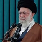 Hamid Farrokhnejad Instagram – واین درست نمود همون نگاه خود خدا بینیه که ،در درجات و مراتب بالا به سراغ دیکتاتور ها میاد ، “کوس انالحق ” میزنن و میگن تاریخ از زمانی شروع میشه که من اراده کنم ، کائنات حول من میچرخند و من به عنوان چوپان تشخیص میدهم مصلحت گوسفندانم در چیست و تکرار دوباره تاریخ …
خب البته هرچقد اوسا باشی و پنهون کنی یه جایی از دستت در میره و رو میکنی و با انگشت خودتو نشون میدی و میگی نظام یعنی “من “ .
توی دور و بریات حتما هستن ادمهایی که حس کردن دیگه یه ادم عادی و معقول نیستی ولی جرات نمیکنن به روت بیارن ،میترسن و نمیگن میترسیم ، همه جا می گن عاشقتیم و یواشکی اسم ترسشونو میزارن ارادت !
برا تفسیرهای اشتباهت هورا میکشن و ترجیح میدن باهات ته دريا غرق شن و بمیرن تا به خشمت گرفتار شن و بمیرن .
داستان تکراری و خسته کننده ایه ، ماجرای ادمی که فکر میکرد اینقد کرامات داره که میتونه روی اقیانوس راه بره و غرق نشه .
