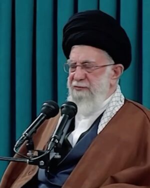 Hamid Farrokhnejad Instagram - واین درست نمود همون نگاه خود خدا بینیه که ،در درجات و مراتب بالا به سراغ دیکتاتور ها میاد ، "کوس انالحق " میزنن و میگن تاریخ از زمانی شروع میشه که من اراده کنم ، کائنات حول من میچرخند و من به عنوان چوپان تشخیص میدهم مصلحت گوسفندانم در چیست و تکرار دوباره تاریخ …
خب البته هرچقد اوسا باشی و پنهون کنی یه جایی از دستت در میره و رو میکنی و با انگشت خودتو نشون میدی و میگی نظام یعنی “من “ .
توی دور و بریات حتما هستن ادمهایی که حس کردن دیگه یه ادم عادی و معقول نیستی ولی جرات نمیکنن به روت بیارن ،میترسن و نمیگن میترسیم ، همه جا می گن عاشقتیم و یواشکی اسم ترسشونو میزارن ارادت !
برا تفسیرهای اشتباهت هورا میکشن و ترجیح میدن باهات ته دريا غرق شن و بمیرن تا به خشمت گرفتار شن و بمیرن .
داستان تکراری و خسته کننده ایه ، ماجرای ادمی که فکر میکرد اینقد کرامات داره که میتونه روی اقیانوس راه بره و غرق نشه .