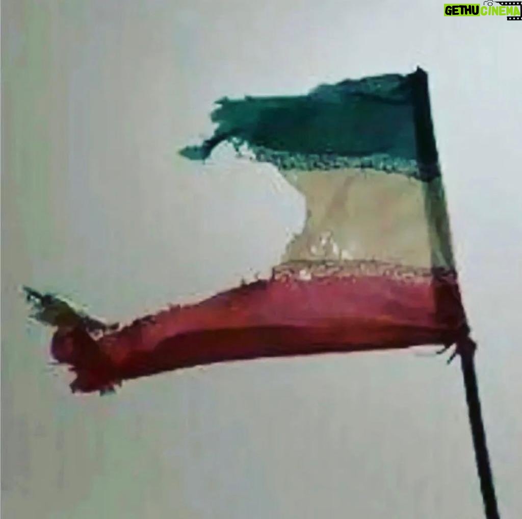 Hamid Farrokhnejad Instagram - از بدو تاسيس جمهوري اسلامي جهان شاهد عملكرد حكومتي بود كه با نگاه انقلابي و ايدوئولوژيك ،خود را حامي محرومان و مبارز با قدرتهاي استعماري ميدانست ، به طبع اين تفكر و اين عملكرد با واكنش منفي بسياري از كشورهاي جهان كه به نوعي از اين رويكرد متضرر شده بودند قرار گرفت و این نوع حكومت ،مشكلات و مصائب زيادي را براي ملت ايران با خود بهمراه اورد ، انزواي جهاني و اقتصادي و سياسي گوشه ايي از تبعات وجاهت انقلابي گري مذهبي رهبران اين حكومت بود .البته اين نوع تفكر و عملكرد پيروان و طرفداراني نيز در داخل و خارج ايران براي اين ياغي قرن بيست و يكمي دست و پا كرده بود ولي امروز و در چهل و چهارمين سالگرد حاكميت اين تفكر ،رفته رفته شاهد پس گرفتن و عقب نشيني حكومتي كه خود را دشمن ابرقدرتها و حامي مظلومان جهان ميدانست هستيم ، نميدانم توجيه شان چه خواهد بود و چه جوابي براي حاميان مومن و واقعي خود خواهند داشت ؟! با همه خسارتها و كمبود ها بسياري دل به استحكام شعارهايي كه سالها در پشت ان و با نام ازاديخواهي مردم را به مقاومت تشويق ميكردند ،بسته بودند ، حالا دل به كدام ارمانگرايي خواهند بست ؟ ارمانها و خاكريزهايي كه يكي پس از ديگري به مصلحت شرايط و اجبار فرو ميريزند یا از آن شير غران كه هل من مبارز ميطلبيد و خود را قطب مقاومت جهان معاصر ميناميد ، و اكنون در حال تبديل شدن به گربه خانگي پيري است كه موشها مديريتش ميكنند ؟!، دلم براي ملتهاي بيچاره ايي چون يمن مي سوزدكه دل به حمايت برادر بزرگ انقلابيشان ، بي كس و بي اينده در بازيي كه بازنده اش كس ديگري بود رها ميشوند و انقلابي كه ديگر از ازاديت و استقلال و جمهوريت و اسلاميتش جز برایش اسمي باقي نمانده و اينبار نوشيدن جام زهري بدون اعلام از ترس از دست دادن آبرويي كه مدتهاست برباد رفته و دريغ از عمري كه از ما رفت تا شهوت قدرت در كساني ارضا شود كه يك حكومت از اين مملكت طلب داشتن .