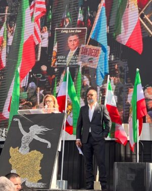 Hamid Farrokhnejad Instagram - مراسم با شكوه یازدهم فوریه لُس آنجلس در كنارخانم گلنار جهانباني يادگار سپهبد شهيد نادر جهانباني ♥️
عکس از آناهیتا