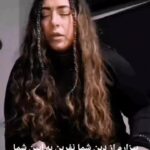 Hamid Farrokhnejad Instagram – خبر کوتاه بود : اعدام شان کردند
خروش دخترک برخاست

لبش لرزید

دو چشم خسته ا…ش از اشک پر شد

گریه را سر داد …

و من با کوششی پر درد اشکم را نهان کردم

چرا اعدامشان کردند ؟

می پرسد ز من با چشم ِ اشک آلود

چرا اعدام شان کردند ؟
عزیزم دخترم ! 
آنجا ، شگفت انگیز دنیایی ست : دروغ و دشمنی فرمانروایی می کند آنجا
طلا ، این کیمیای خون ِ انسان ها
خدایی می کند آنجا
شگفت انگیز دنیایی که همچون قرن های دور
هنوز از ننگ ِ آزار ِ سیاهان دامن آلوده ست
در آنجا حق و انسان حرف هایی پوچ و بیوده ست
در آنجا رهزنی ، آدمکشی ، خونریزی آزاد است
و دست و پای آزادی ست در زنجیر
عزیزم دخترم !
آنان
برای دشمنی با من
برای دشمنی با تو
برای دشمنی با راستی
اعدام شان کردند
و هنگامی که یاران
با سرود ِ زندگی بر لب
به سوی مرگ می رفتند
امیدی آشنا می زد چو گل در چشم شان لبخند
به شوق ِ زندگی آواز می خواندند
و تا پایان به راه ِ روشن ِ خود با وفا ماندند
عزیزم !
پاک کن از چهره اشکت را ز جا برخیز !
تو در من زنده ای ، من در تو ، ما هرگز نمی میریم
من و تو با هزاران ِ دیگر
این راه را دنبال می گیریم
از آن ِ ماست پیروزی
از آن ِ ماست فردا با همه شادی و بهروزی
عزیزم !
کار ِ دنیا رو به آبادی ست
و هر لاله که از خون ِ شهیدان می دمد امروز
نوید ِ روز ِ آزادی ست
(هوشنگ ابتهاج ) ه. ا. سایه
با صدای صبا ضامنی