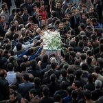 Hamid Farrokhnejad Instagram - شهید برای مردم قهرمان است ، چه انهایی که در جنگ ایران و عراق و برای حفاظت از خاکشان و صد البته با بی تدبیری و شهوت کشور گشایی شما جان دادند و چه انهایی که در خیزش شجاعانه بر علیه حکومت زورگوی شما از جانشان گذشتن تا مردمشان ازاد باشن ، این وسط مرده خوری شما تهوع اور است ، هر وقت قافیه برایتان تنگ میشود یاد شهدای جنگ می افتید که چه ؟ ایمان دارم جوانان با غیرت انزمان اگر امروز بودند ،علیه ظلم شما در خیابانها میجنگیدن. جعبه هایی که در خیابانها میچرخانید نماد شجاعت این ملت اند نه حقانیت شما ، شما مرده خوران کهنه کاری هستید که سالهای سال از جانباختگان واقعه کربلا ارتزاق میکردید و امروز هم از رفتگان جنگ ، این دست و پا زدن ها و اویزان شدن به نمادهایی که در خاطره مردم ارزشمندند برای شما وجاهت درست نمیکند ، شما تمام شده اید و اعتبارتان پیش مردم از بین رفته ، ابرو را گدایی نکنید که دیر زمانیست فاقد انید ، باورهای مذهبی مردم را بابت رزق و روزی حقیرتان به باد دادید با خاطرات مقدس مردم کاسبی نکنید ، “شهدا متعلق به مردمن نه شما.”