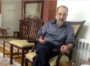 Hamid Farrokhnejad Instagram - آقای خاتمی یه زمانی من و خیلی از ادمهای به تنگ اومده از دیکتاتوری حاکم بر ایران ،آویزون تفکر و شعار های شما و اصلاح طلبان شدیم بلکم بتونیم گذر کنیم از این حکومت زورگوی تک صدا، اونقدی که مردم پشت شما بودن ،شما پشتشون نبودی ، هرچند که دیگه الان از شما هم قطع امید کردن و گذر کردن و فهمیدن امید بستن به شما ، امید بستن به باده ، دلم نمیخواست اینجوری بگم ولی میگم خیلی به شما و تعادل در رفتارتون اعتقاد داشتم ولی الان احساس میکنم این دیگه اسمش تعادل نیست ، “وسط بازیه “،چطور اینهمه ظلم و اعدام و شکنجه جوونهای این مملکت رو‌میبینین و اینقد منفعل عمل میکنین ؟ یه چیز خنده دار شنیدم ازتون ، گفتن نامه نوشتید به مقام معظم رهبری !
خسته نباشید آقای خاتمی.