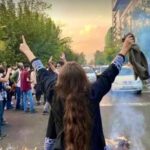 Hamid Farrokhnejad Instagram – تعظیم میکنم به همه کسانی که با ایمان به سرنگونی رژیم ظلم از عزیز ترین دارایی هاشون گذشتن و همه انچه منافی اتحاد و همبستگیشون هست رو بخاطر آرمان بزرگشون هوشیارانه کنار گذاشتن و گلایه ها و شکایتها رو به زمان دیگری موکول کردند و از هر آنچه که خللی در راه این خیزش ایجاد کند ، دوری کردندو نفع جمع رو به منافع شخصی ترجیح دادن .
انانی که برای پیوستن توابین شرط نمی گذارند وخود را صاحب خیزش نمیدانند و به کسی طعنه نمیزنند ؛” چرا دیر امدی “ و “چرا تا حالا سکوت کردی” .
انانی که آغوششان برای “جذب حداکثری “باز است و فهم دارند که امروز روز تسویه حساب شخصی نیست و این خیزش متعلق به همه است و درصد انقلابی گریشان را با بازخواست دیگران و انتصابشان به غیر بالا نمیبرند.
حدود ده روز است ایران را ترک کرده ام و با جماعتی آشنا شده ام که خود را “اپوزوسیون “مینامند و سالهاس شغل خود را دشمنی با حکومت جائر و ظالم جمهوری اسلامی میدانند ، خیلی زود متوجه شدم چقدر جمهوری اسلامی خوشبخت است که چنین مخالفینی در مقابل خود دارد ، جماعتی که فقط خود را میبیند و هیچ کدام دیگری را قبول ندارد، جماعتی پر از مشکل شخصی با یکدیگر که بعد از گذشت چهل و چهار سال هنوز نتوانسته به رهبری مشترکی رای بدهد و جماعتی که هرکدام ساز خود را میزند و رسانه هایی که چشم دیدن هم را ندارند و همه وقت خود را صرف از بین بردن خودشان میکنن .
نمیدانم مرا نفوذی خطاب خواهید کرد یا هرانچه صلاح میدانید ولی کاش همه شما با خدم وحشمتان و اسمها و عناوین مختلفتان همت و عقل و بینش یک “دهه هشتادی “را داشتید و از سهم خواهی ها و خود خواهی ها و پرچم بازی هاتان دست میکشیدید و یک بار این جنم را از خودتان نشان میدادید که زیر یک چتر جمع شوید و یک صدا داشته باشید ، طلب کاری ها و تسویه حسابها را کنار بگذارید و یک نگاه داشته باشید ، از جوانهای کف خیابانهای ایران یاد بگیرید که امروز بیش از هر زمانی به یکی بودن محتاجیم و به یکی شدن .
خوب یا بد زیاد بلد نیستم مصلحت اندیش باشم و آنچه را که فکر میکنم به زبان میاورم شاید خوشتان نیاید ولی تا شما اینگونه اید ، نظام ظالم حاکم بر ایران شاد خواهد بود از داشتن همچین دشمنانی .