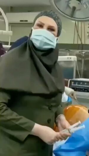 Hamid Farrokhnejad Instagram - خانم دکتر مژگان فرخ پی متخصص بیهوشی بیمارستان آریا اهواز ، همسر برادرم دکتر فرهاد فرخ نژاد ، امروز شنبه بیستم اذر بر اثر کرونا در گذشت ، به همه کادر درمانی بهداشتی و پیشگیری کشورم افتخار میکنم که در این روزگار تلخ قهرمان بودن ، مژگان جانم سلام منو به فرهاد برسون 🖤