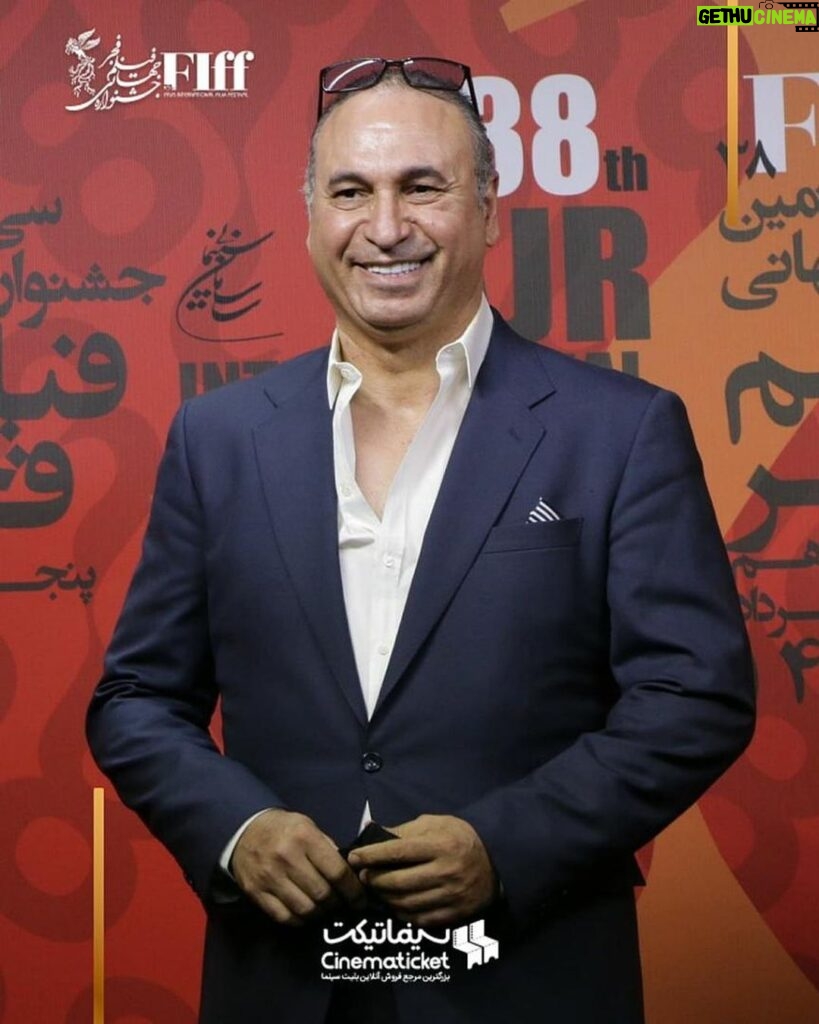 Hamid Farrokhnejad Instagram - “حمید فرخ نژاد “ بهترین بازیگر مرد و “ میجر” فیلم برگزیده سی و هشتمین جشنواره بین المللی فیلم فجر شناخته شدند.