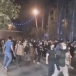 Hamid Farrokhnejad Instagram - جمهوری اسلامی در بیش از ۴۰ سال گذشته کوشیده است «سبکی از زندگی» را مبتنی یک الگوی سياسی-فرهنگی سنتی در لفافه یک حکومت دین‌سالارانه به جامعه در حال تحول ایران تحمیل کند. الگویی مبتنی بر یک نظم و رویکرد فرهنگی که جامعه را فقط فرمانبردار و رعیت می‌بیند و خود را از طریق آقازادگی، قدرت پرستی، ثروت‌اندوزی، دروغ و تزویر تثبیت و تکثیر می‌کند. نظام جمهوری اسلامی طی چهار دهه گذشته کوشیده است که چنین «سبک از زندگی» سنتی/پیشا مدرن را با هر هزینه‌ای بدون توجه واقعیت‌های جامعه ایران امروز تحمیل کند. اما تغییرات بنیادینی در جامعه ایران در ۴۰ سال گذشته از جمله گسترش طبقه متوسط، شهرنشینی، افزایش میزان سواد و دسترسی وسایل و ابزار ارتباطاطی همچون اینترنت روی داده است که دایره توان نظام برای تحمیل «سبک زندگی» مورد نظرش را بیش از هر زمان دیگر محدود کرده است. تحولات اجتماعی در ایران با مؤلفه‌های مانند، گسترش شهرنشینی، میزان سواد، درآمد و غیره «سبک زندگی» مدرن را برای بخش‌های بزرگی از جامعه ایران ضروری کرده است. نوعی از زندگی که ثقل کانون آن بر پایه «حق» افراد به عنون شهروند بنیان نهاده شده است. اما همه تاریخ بیش از ۴۰ ساله عمر جمهوری اسلامی بر پایه انکار چنین حقی بنیان نهاد شده است. چرا که «سبک زندگی» مدرن مطالباتی مانند «حق» شهروندی، برابری سياسی، دموکراسی، حاکمیّت مردم و آزادی اجتماعی-فرهنگی به همراه خود دارد. بنابراین، جمهوری اسلامی برای بقای خود چاره‌ای جز انکار تحولات اجتماعی در ایران و اصرار بر اجرای سیاست‌هایی از این دست نداشته است وگرنه نظام جمهوری اسلامی دچار استحاله می‌شود. آنچه تاکنون به جمهوری اسلامی این امکان را داده که با استفاده از ابزار سرکوب مطالبات بر آمده از شکاف‌های اجتماعی را سرکوب کند، ابعاد و گستره اجتماعی نیروهای بسیج شده حول این مطالبات بود. در اعتراضات گذشته، شکاف‌های اجتماعی و مطالباتی محدود در حوزه‌های اقتصادی، سیاسی و اجتماعی شکل گرفته بودند که توان هم‌گرایی و همراه کردن گروه‌های بیشتر اجتماعی را با خود نداشتند و همین باعث می شد که جمهوری اسلامی بتواند آنها را سرکوب کند. اما اعتراضات اخیر در چند محور با اعتراضات گذشته متفاوت هستند که گستره و تنوع اعتراضات اخیر را نشان می‌دهد. بسیج انجام شده حول مطالبات اعتراضات اخیر بیانگر یک شکاف عمیق اجتماعی بین حکومت و جامعه در ایران امروز است.