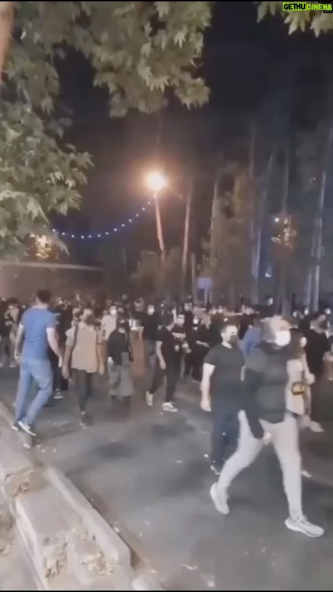 Hamid Farrokhnejad Instagram - جمهوری اسلامی در بیش از ۴۰ سال گذشته کوشیده است «سبکی از زندگی» را مبتنی یک الگوی سياسی-فرهنگی سنتی در لفافه یک حکومت دینسالارانه به جامعه در حال تحول ایران تحمیل کند. الگویی مبتنی بر یک نظم و رویکرد فرهنگی که جامعه را فقط فرمانبردار و رعیت میبیند و خود را از طریق آقازادگی، قدرت پرستی، ثروتاندوزی، دروغ و تزویر تثبیت و تکثیر میکند. نظام جمهوری اسلامی طی چهار دهه گذشته کوشیده است که چنین «سبک از زندگی» سنتی/پیشا مدرن را با هر هزینهای بدون توجه واقعیتهای جامعه ایران امروز تحمیل کند. اما تغییرات بنیادینی در جامعه ایران در ۴۰ سال گذشته از جمله گسترش طبقه متوسط، شهرنشینی، افزایش میزان سواد و دسترسی وسایل و ابزار ارتباطاطی همچون اینترنت روی داده است که دایره توان نظام برای تحمیل «سبک زندگی» مورد نظرش را بیش از هر زمان دیگر محدود کرده است. تحولات اجتماعی در ایران با مؤلفههای مانند، گسترش شهرنشینی، میزان سواد، درآمد و غیره «سبک زندگی» مدرن را برای بخشهای بزرگی از جامعه ایران ضروری کرده است. نوعی از زندگی که ثقل کانون آن بر پایه «حق» افراد به عنون شهروند بنیان نهاده شده است. اما همه تاریخ بیش از ۴۰ ساله عمر جمهوری اسلامی بر پایه انکار چنین حقی بنیان نهاد شده است. چرا که «سبک زندگی» مدرن مطالباتی مانند «حق» شهروندی، برابری سياسی، دموکراسی، حاکمیّت مردم و آزادی اجتماعی-فرهنگی به همراه خود دارد. بنابراین، جمهوری اسلامی برای بقای خود چارهای جز انکار تحولات اجتماعی در ایران و اصرار بر اجرای سیاستهایی از این دست نداشته است وگرنه نظام جمهوری اسلامی دچار استحاله میشود. آنچه تاکنون به جمهوری اسلامی این امکان را داده که با استفاده از ابزار سرکوب مطالبات بر آمده از شکافهای اجتماعی را سرکوب کند، ابعاد و گستره اجتماعی نیروهای بسیج شده حول این مطالبات بود. در اعتراضات گذشته، شکافهای اجتماعی و مطالباتی محدود در حوزههای اقتصادی، سیاسی و اجتماعی شکل گرفته بودند که توان همگرایی و همراه کردن گروههای بیشتر اجتماعی را با خود نداشتند و همین باعث می شد که جمهوری اسلامی بتواند آنها را سرکوب کند. اما اعتراضات اخیر در چند محور با اعتراضات گذشته متفاوت هستند که گستره و تنوع اعتراضات اخیر را نشان میدهد. بسیج انجام شده حول مطالبات اعتراضات اخیر بیانگر یک شکاف عمیق اجتماعی بین حکومت و جامعه در ایران امروز است.