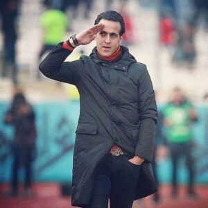 Hamid Farrokhnejad Instagram - از حكومتِ بی آبروی بی اعتباری كه اساس و شاكله وجودش بر دروغ و ريا و خدعه و فريب و نيرنگ بنا نهاده شده و بزرگانش سالهاس از دين و باورهای مردم ارتزاق و کاسبی میکنند و باور دارند برای حفظ حکومتشان ،هر انچه لازم است _ولو غیر اخلاقی ترین _ مباح است و دروغ را به مصلحت خودشان “ تقیه “ و لازم الاجرا و هیچ مرز اخلاقی برای از بین بردن دشمنانشان قائل نیستند ، چه انتظاری هست ؟! 
کدام مرز اخلاق و کدام اصول را انجا که مصلحتتان بود زیر پا نگذاشتید ؟! 
شمایان ثابت کردید بی اخلاق ترین حکومت تاریخید و در این وقاحت مرزی برای خود قائل نیستید و سالهاست که با سواستفاده از دین ، لطمه به باورهای انسان های منصف دین باور زده اید و جایگاه اعتقادت مردم را در پایین ترین سطح ان تنزل داده اید .
“هیچکس شما را باور ندارد “ و همه میدانند نه دستگاه قضاوت شما بر حق است نه انچه ادعا میکنید ، مبنی قضاوت جهان به شما بربی اعتمادی و دروغ گویی شماست .
شمایی که دشمنانتان را تخریب میکنید ، بدانید میزان محبوبیت و حقانیت افراد از نظر مردم با میزان تخریب شما سنجیده میشود ، هر انکس را تایید کنید نزد مردم منفور و مغضوبین شما نزد مردم بزرگ و با منزلت میشوند .
منش شما چکیده رذائل بشری است ، شما معیار سنجش بدی هستید ، شما هر انچه نباید باورش داشت ،هستید .
امثال علی کریمی محبوب و جاودانه اند چون مغضوب شما هستند ، هر آنچه در توان دارید  در بوق و کرناهاتان بدمید که کوس رسوایی خودتان است و عزت علی کریمی ها .