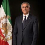 Hamid Farrokhnejad Instagram - حاکمان حکومت ظلم از شاهزاده رضا پهلوی و نقشی که ایشون میتونه در اجماع عمومی مردم و اپوزوسیون خارج از کشور داشته باشه بشدت وحشتزده شدن، گواه این واقعیت حجم گسترده تخریب علیه ایشونه ، که البته این ترفند پوسیده هم دیگه کار نمیکنه و مردم سالهاست که میزان حقانیت یک شخص یا یک جریان رو با میزان تخریبش محاسبه میکنن ، این دست و پا زدنهای مضحک جمهوری اسلامی در حال فروپاشی ،اخرین روزهای دیکتاتوریهای مشابه رو در اذهان خاطره سازی میکنه که به هر حربه و شارلاتانیزمی متوسل میشن که جلو حرکت و انسجامی رو که هر روز داره شکل کاربردی و واقعی بخودش میگیره رو بگیرن . ”ولی کور خونده “، هوشیاری همه مردم و تشکل های سیاسی این تلاش اینبار ناموفق اتاق فکرهای حکومت رو به پایان را خنثی خواهد کرد . قوی با قدرت و با انگیزه مضاعف در کنار و همراه شاهزاده عزیزمان با احترام به یکدیگر و عقاید هم با یک هدف و انهم سرنگونی حکومت ظلم ادامه میدیم و ایمان داریم به روز پیروزی که خیلی نزدیکه . پاینده ایران 💚🤍❤️