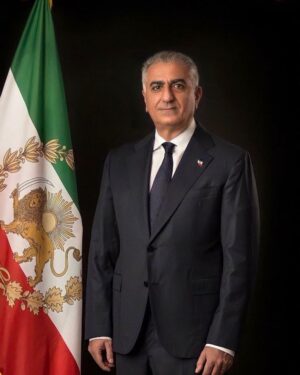 Hamid Farrokhnejad Instagram - حاکمان حکومت ظلم از شاهزاده رضا پهلوی و نقشی که ایشون میتونه در اجماع عمومی مردم و اپوزوسیون خارج از کشور داشته باشه بشدت وحشتزده شدن، گواه این واقعیت حجم گسترده تخریب علیه ایشونه ، که البته این ترفند پوسیده هم دیگه کار نمیکنه و مردم سالهاست که میزان حقانیت یک شخص یا یک جریان رو با میزان تخریبش محاسبه میکنن ، این دست و پا زدنهای مضحک جمهوری اسلامی در حال فروپاشی ،اخرین روزهای دیکتاتوریهای مشابه رو در اذهان خاطره سازی میکنه که به هر حربه و شارلاتانیزمی متوسل میشن که جلو حرکت و انسجامی رو که هر روز داره شکل کاربردی و واقعی بخودش میگیره رو بگیرن .
”ولی کور خونده “، هوشیاری همه مردم و تشکل های سیاسی این تلاش اینبار ناموفق اتاق فکرهای حکومت رو به پایان را خنثی خواهد کرد .
قوی با قدرت و با انگیزه مضاعف در کنار و همراه شاهزاده عزیزمان با احترام به یکدیگر و عقاید هم با یک هدف و انهم سرنگونی حکومت ظلم ادامه میدیم و ایمان داریم به روز پیروزی که خیلی نزدیکه .
پاینده ایران 💚🤍❤️