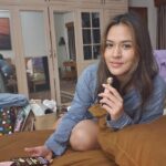 Hamish Daud Instagram - Si rese & her new karaoke toy 🎤