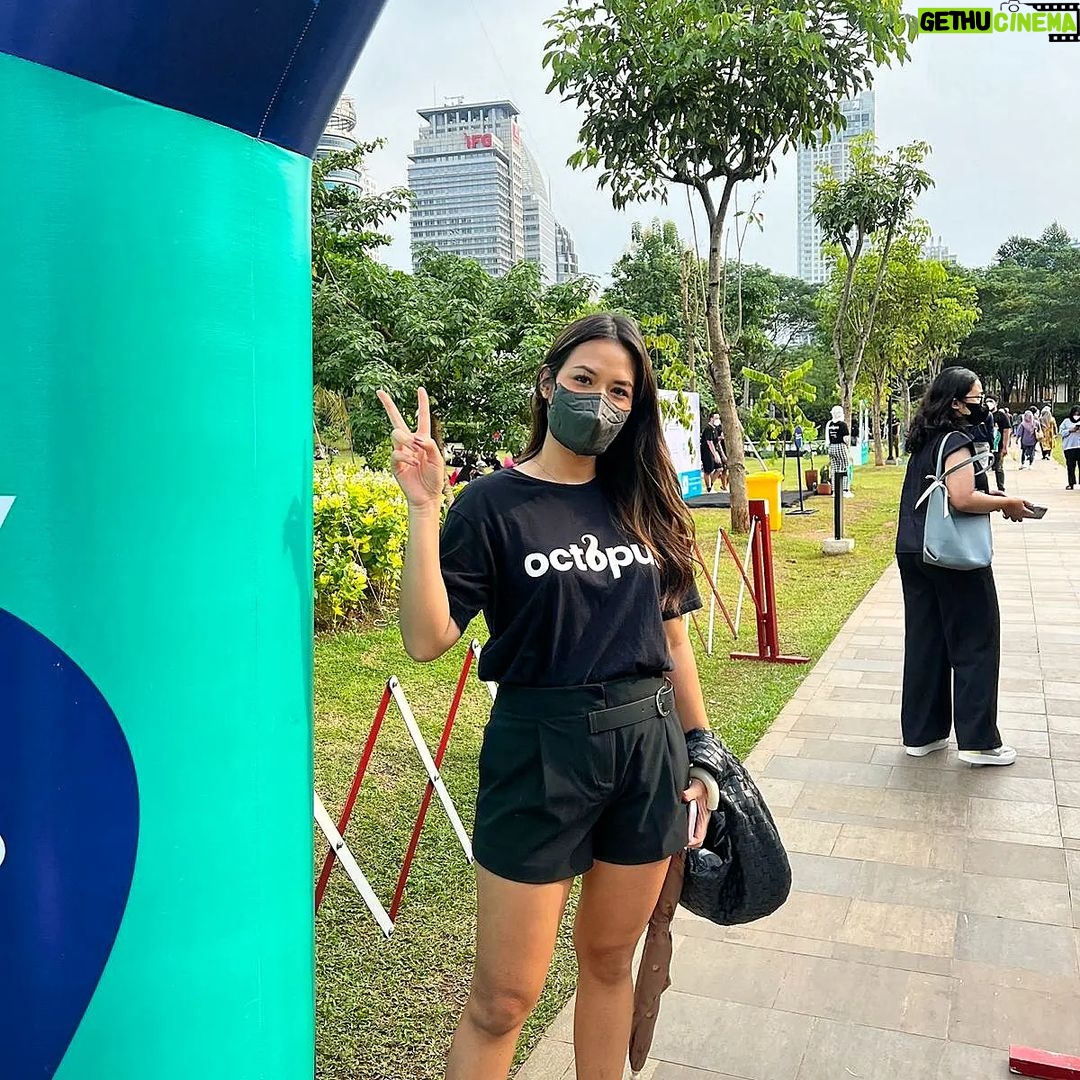 Hamish Daud Instagram - I've been a full-time trash man for 3 years now! Collabed with @amichsan @rizkimrdn @nikoadin & @masaryo 3 years ago to help formulate the @octopus.ina ecosystem. This tech approach to collecting and recycling post-consumed items has helped us make an impact on the environment and informal sectors. Preventing rubbish from ending up in the ocean was one thing, but being a part of a behavioral shift was where my soul has been for the past few years. It has been a journey so far! challenging & rewarding. Learning & achieving. Creating a system where everyone can benefit. I'm so proud of the team and the hard work that everyone has put in. Thank you to everyone who has supported & enabled us to grow. Gotta give a shout out to my Mrs for her endless support. I wouldn't have been able to push through without her good energy and positive vibes @raisa6690 With that said, I'm feeling good. Buckle up team @octopus.ina - lezzgo! Indonesia