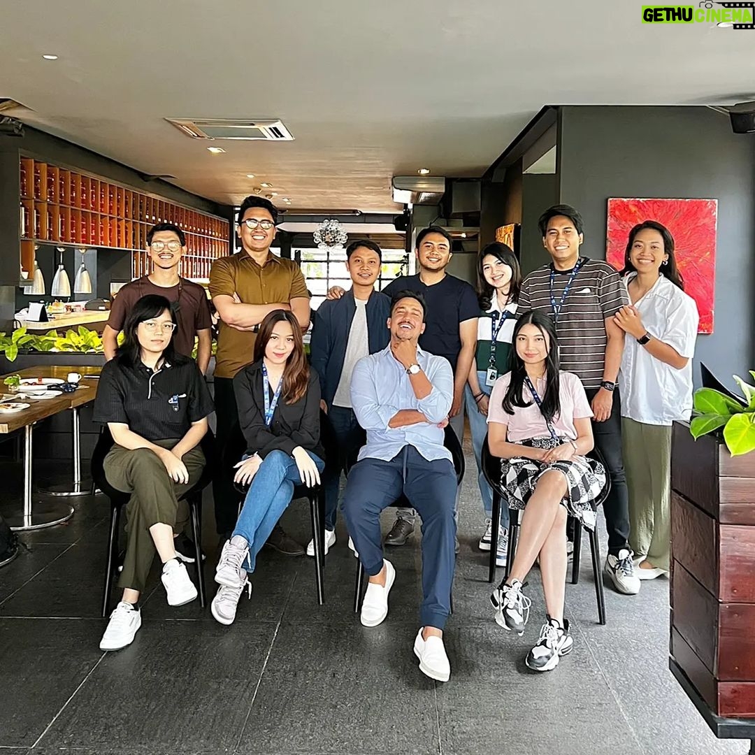 Hamish Daud Instagram - I've been a full-time trash man for 3 years now! Collabed with @amichsan @rizkimrdn @nikoadin & @masaryo 3 years ago to help formulate the @octopus.ina ecosystem. This tech approach to collecting and recycling post-consumed items has helped us make an impact on the environment and informal sectors. Preventing rubbish from ending up in the ocean was one thing, but being a part of a behavioral shift was where my soul has been for the past few years. It has been a journey so far! challenging & rewarding. Learning & achieving. Creating a system where everyone can benefit. I'm so proud of the team and the hard work that everyone has put in. Thank you to everyone who has supported & enabled us to grow. Gotta give a shout out to my Mrs for her endless support. I wouldn't have been able to push through without her good energy and positive vibes @raisa6690 With that said, I'm feeling good. Buckle up team @octopus.ina - lezzgo! Indonesia