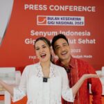 Hamish Daud Instagram – Celebrating Bulan Kesehatan Gigi Nasional with @tanyapepsodent at FKG UGM!
In the context of BKGN 2023 you can get FREE dental treatment: scaling, simple extractions, simple fillings & preventive dentistry for FREE at all FKG & RSGM in Indonesia! During September – February 2024.
Come on, take advantage of FREE dental treatment now!
Check the schedule at bit.ly/BKGN-2023

You can also consult to a dentist FOR FREE by scanning the QR code on the Pepsodent Cavity Prevention pack or you can contact directly via WA Ask Pepsodent +62878-8876-8880!
#BKGN2023
#Smilelndonesia Strong Teeth, Healthy Mouth