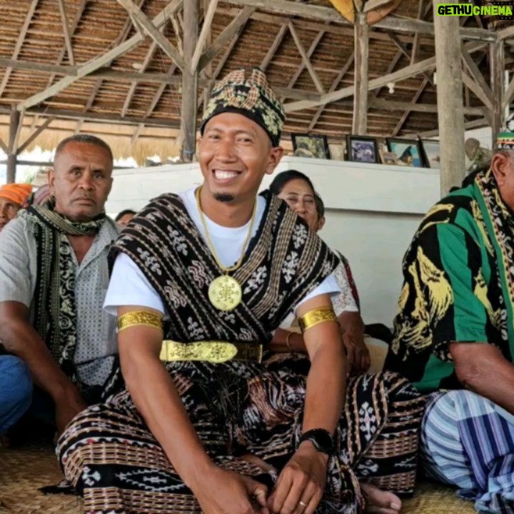Hamish Daud - 36.7K Likes - Happy wedding to my little sister Sri & my new brother Marsel. I love you both.
Selamat menempuh hidup baru dan selalu di sayangi Tuhan.
Senang dan bangga dua adat bisa dipersatukan dengan damai & lancar untuk masa depan keluarga besar kita Wyllie_Donahoro_Domatolang 🩶 Kombul_Anamaeri