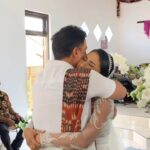 Hamish Daud Instagram – Happy wedding to my little sister Sri & my new brother Marsel. I love you both.

Selamat menempuh hidup baru dan selalu di sayangi Tuhan.
Senang dan bangga dua adat bisa dipersatukan dengan damai & lancar untuk masa depan keluarga besar kita  Wyllie_Donahoro_Domatolang 🩶  Kombul_Anamaeri Hadakamali