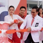 Hamish Daud Instagram – Celebrating Bulan Kesehatan Gigi Nasional with @tanyapepsodent at FKG UGM!
In the context of BKGN 2023 you can get FREE dental treatment: scaling, simple extractions, simple fillings & preventive dentistry for FREE at all FKG & RSGM in Indonesia! During September – February 2024.
Come on, take advantage of FREE dental treatment now!
Check the schedule at bit.ly/BKGN-2023

You can also consult to a dentist FOR FREE by scanning the QR code on the Pepsodent Cavity Prevention pack or you can contact directly via WA Ask Pepsodent +62878-8876-8880!
#BKGN2023
#Smilelndonesia Strong Teeth, Healthy Mouth