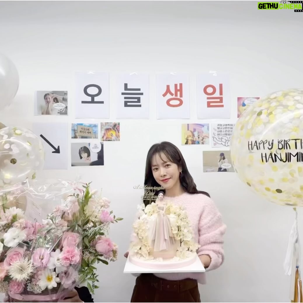 Han Ji-min Instagram - . 2023.11.05 잊지 못할 ‘a Mean-ingful Day🌼’ 꿈만 같던 시간이었어요.🫧 채워주신 모든 마음들 소중히 담아 그날의 약속 지켜갈게요🙏🏻 같이 자리 하지 못하신 분들께도 감사함과 함께 미안한 마음도 전해요…🥲 노래 영상은 enustiK, holic 님이 찍어주신 영상이에요.🙂 부족하지만 팬분들께 들려드리고 싶었던 노래라 짧게나마 담아봤어요.🙊 준비하느라 고생 많이 해주신 BH 식구들과 이진호 감독님, 윤재원 기타 선생님, 그리고 많은 스텝분들 모두 고맙고 감사합니다!🙏🏻