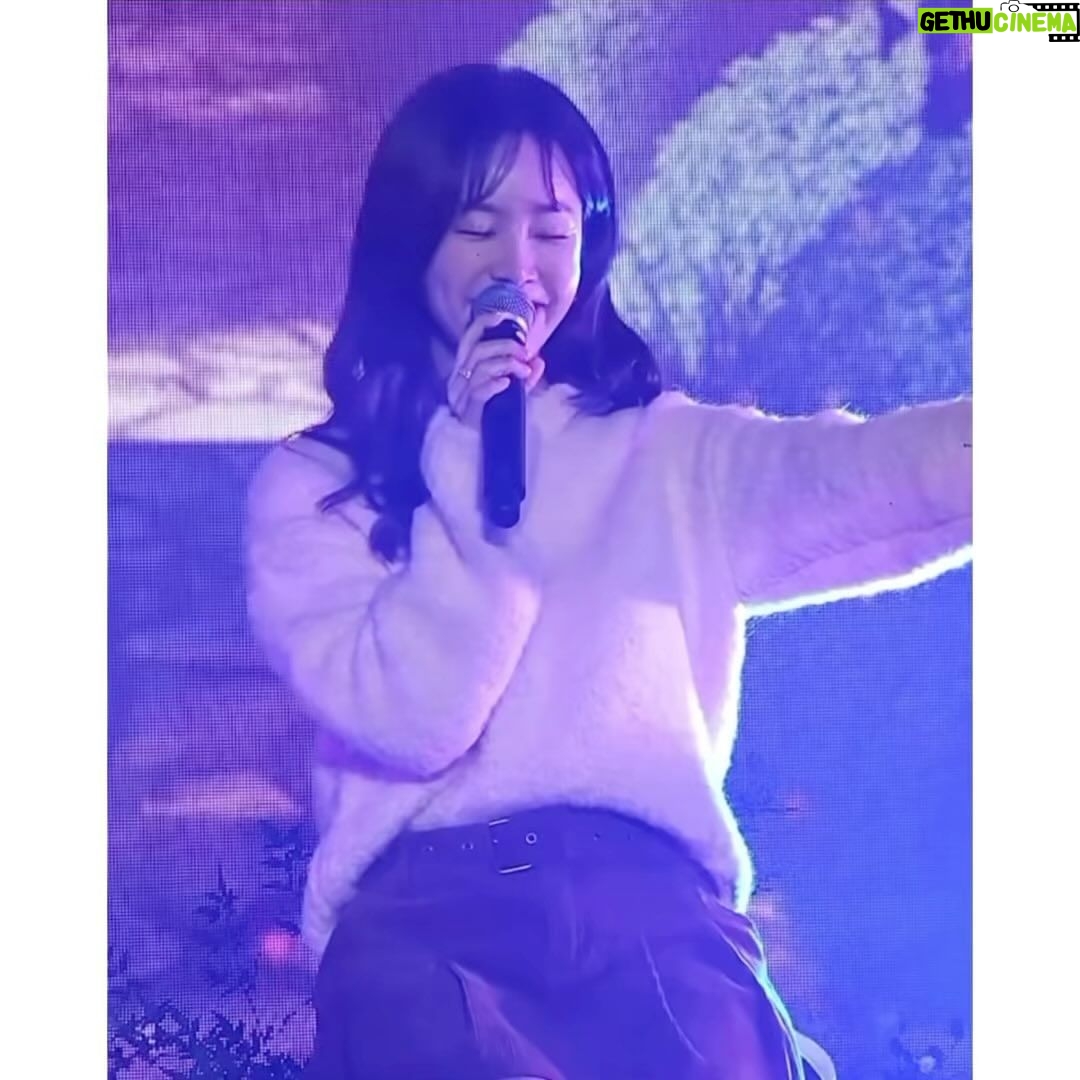Han Ji-min Instagram - . 2023.11.05 잊지 못할 ‘a Mean-ingful Day🌼’ 꿈만 같던 시간이었어요.🫧 채워주신 모든 마음들 소중히 담아 그날의 약속 지켜갈게요🙏🏻 같이 자리 하지 못하신 분들께도 감사함과 함께 미안한 마음도 전해요…🥲 노래 영상은 enustiK, holic 님이 찍어주신 영상이에요.🙂 부족하지만 팬분들께 들려드리고 싶었던 노래라 짧게나마 담아봤어요.🙊 준비하느라 고생 많이 해주신 BH 식구들과 이진호 감독님, 윤재원 기타 선생님, 그리고 많은 스텝분들 모두 고맙고 감사합니다!🙏🏻