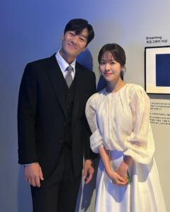 Han Ji-min Instagram - . 🐳 박해수 배우님과 제가 나레이터로 참여한 ‘고래와 나’는 지구에서 가장 크고 가장 오래 살며 가장 긴 거리를 이동하는 포유류지만, 여전히 미지의 동물인 고래의 은밀한 세상을 담은 다큐멘터리인데요! 저희의 목소리로 고래의 경이로운 장면을 담아낼 ‘고래와 나’는 18일 오후 11시 5분 1부 ‘머나먼 신비’가 방송될 예정이니 많은 관심 부탁드립니다📺🌟 🐳 1부 머나먼 신비 🐳 2부 고래의 노래를 들어라 🐳 3부 거대한 SOS 🐳 4부 고래가 당신에게 #고래와나