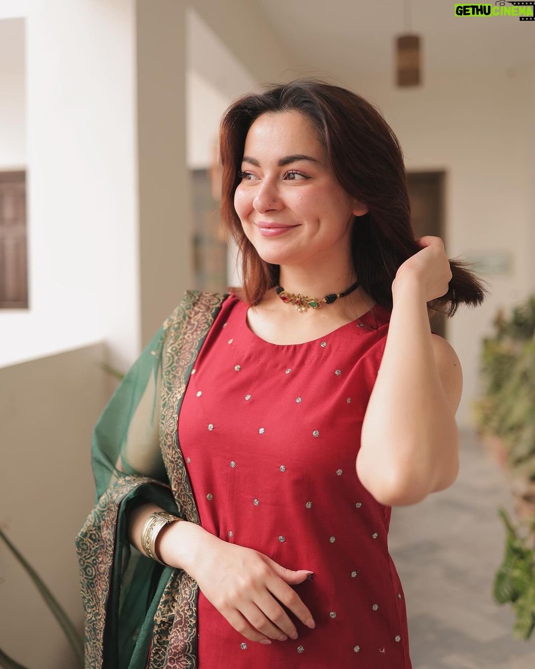 Hania Aamir Instagram - Never getting enough of this minimal festive look ✨ Wearing @kastoorpk