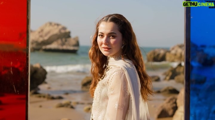 Hania Aamir Instagram - @qalamkar_ Restocked some of my favorite articles from “SAHIL KINARE-LUXURY LAWN.” Don’t miss the chance tou shop these looks now before they run out of stock again. 😍🛍️ Hair & makeup @iambabarzaheer www.qalamkar.com.pk #QalamkarXHaniaAamir #LuxuryLawn #SahilKinare #Chikankari #embroideredcollection