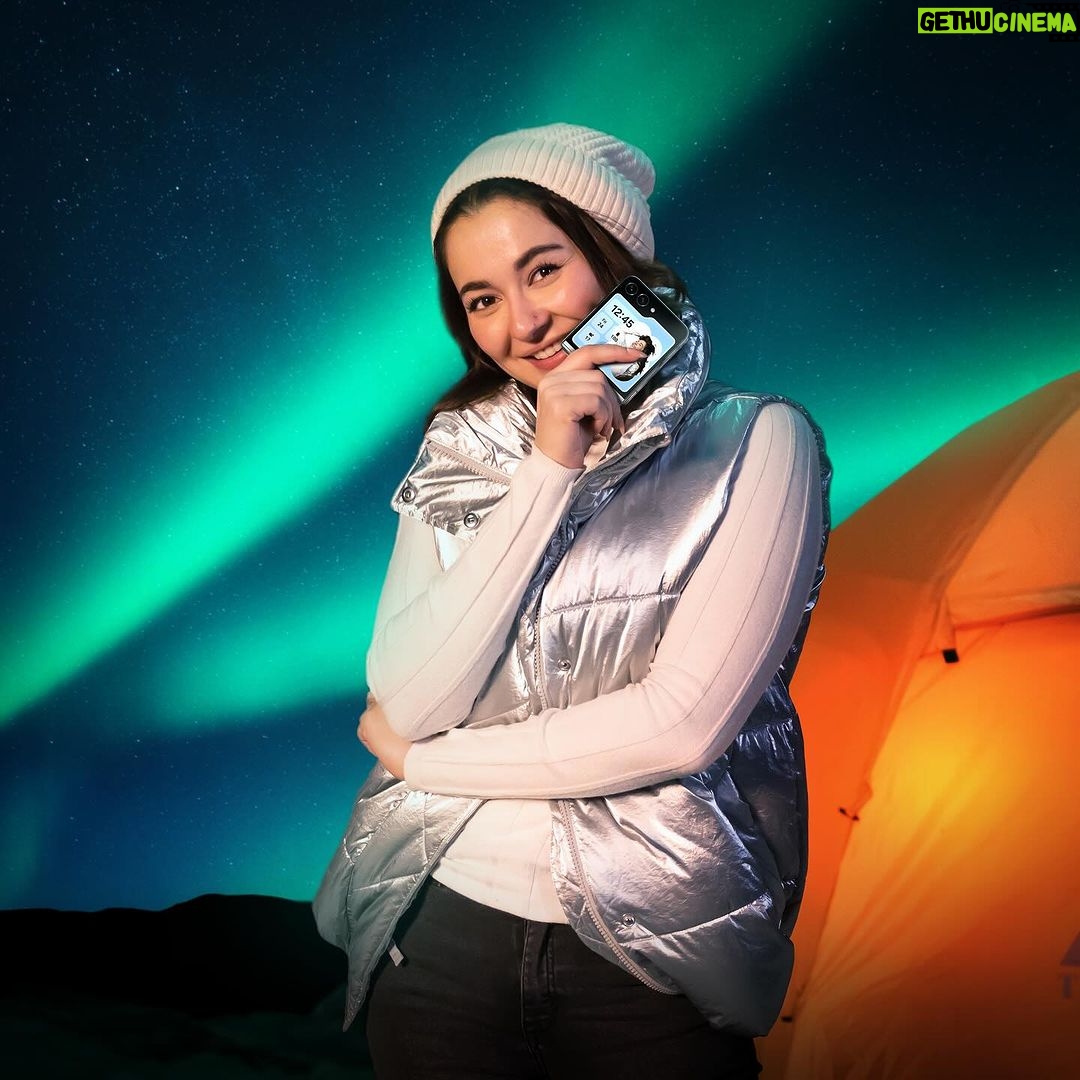 Hania Aamir Instagram - Taking a stroll down memory lane with my #GalaxyZFlip❄️🌌 #JoinTheFlipSide #SamsungPakistan