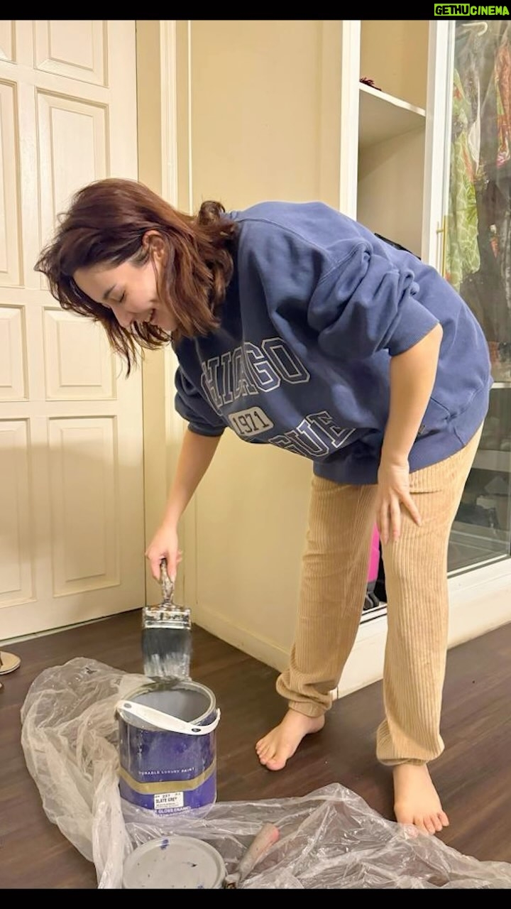 Hania Aamir Instagram - Had a day to myself and decided to paint my walls because, why not? Quite the accomplishment if you ask me. My inspiration? #SeekhoShanSe! Learn a new skill today #SeekhoShanSe #ShanSe #Shan #ShanFoods #KhushiyanChakhLo