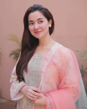 Hania Aamir Instagram - Hania Aamir x @shop_garnet 🌸 Get my look on UPTO 40% OFF in PKR 4,929/- only. Shop now from garnetclothing.com before the stock runs out ‼️
 
#Garnet #GarnetxHaniaAamir