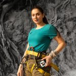 Hania Aamir Instagram - Easy to carry, sleek and reliable, no adventure is complete without my flip 🤙🏻 #GalaxyZFlip5 #SamsungPakistan #JoinTheFlipSideSide