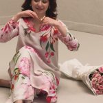 Hania Aamir Instagram - @sanasafinazofficial brought top tier vibes to set . Hair and makeup @qasimliaqat @vickyhassan.official Lahore, Pakistan