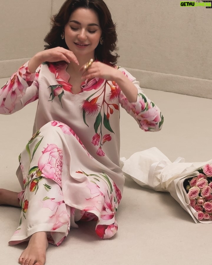 Hania Aamir Instagram - @sanasafinazofficial brought top tier vibes to set . Hair and makeup @qasimliaqat @vickyhassan.official Lahore, Pakistan