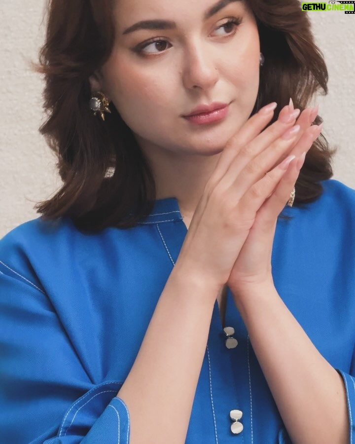 Hania Aamir Instagram - @sanasafinazofficial brought top tier vibes to set . Hair and makeup @qasimliaqat @vickyhassan.official Lahore, Pakistan