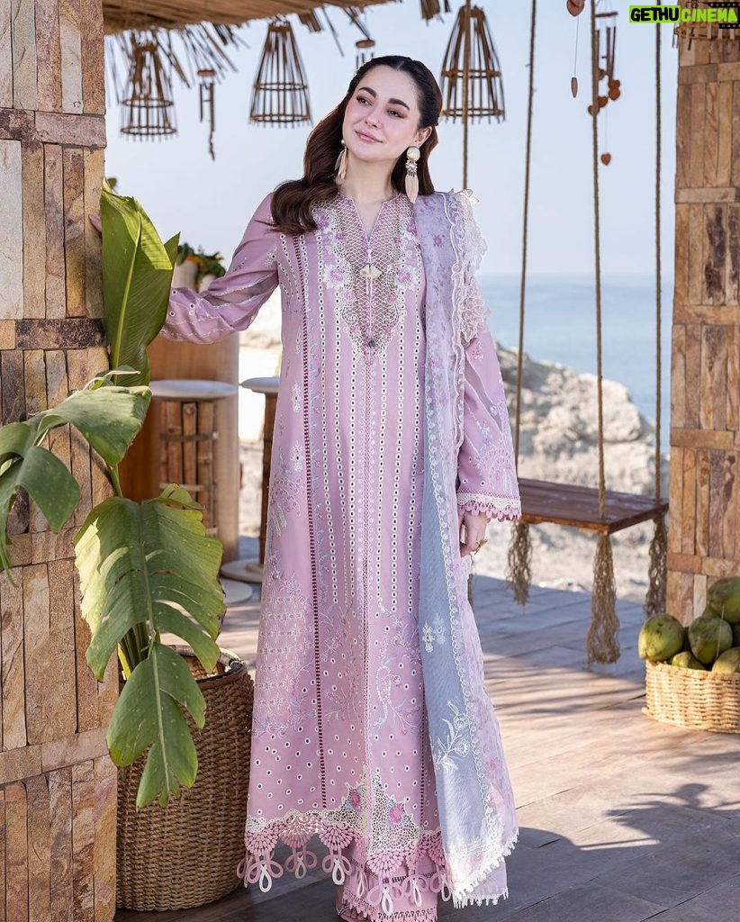 Hania Aamir Instagram - @qalamkar_ LUXURY LAWN for life! 😍 𝐏𝐫𝐞-𝐛𝐨𝐨𝐤𝐢𝐧𝐠 𝐬𝐭𝐚𝐫𝐭𝐬 𝐭𝐨𝐦𝐨𝐫𝐫𝐨𝐰 𝐚𝐭 𝟕𝐩𝐦 (𝐏𝐊𝐓). Love the intricate embroidery details and vibrant colors of this collection🫶🏻 Tomorrow at 7pm shop my favourite looks on www.qalamkar.com.pk before they runs out. 🤩 . Hair & makeup @iambabarzaheer #QalamkarXHaniaAamir #LuxuryLawn #SahilKinare #Chikankari #embroideredcollection
