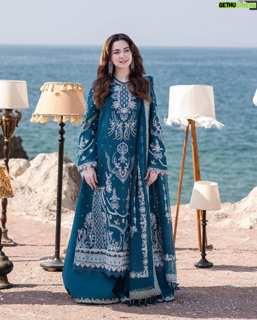 Hania Aamir Instagram - @qalamkar_ LUXURY LAWN for life! 😍 𝐏𝐫𝐞-𝐛𝐨𝐨𝐤𝐢𝐧𝐠 𝐬𝐭𝐚𝐫𝐭𝐬 𝐭𝐨𝐦𝐨𝐫𝐫𝐨𝐰 𝐚𝐭 𝟕𝐩𝐦 (𝐏𝐊𝐓). Love the intricate embroidery details and vibrant colors of this collection🫶🏻 Tomorrow at 7pm shop my favourite looks on www.qalamkar.com.pk before they runs out. 🤩 . Hair & makeup @iambabarzaheer #QalamkarXHaniaAamir #LuxuryLawn #SahilKinare #Chikankari #embroideredcollection