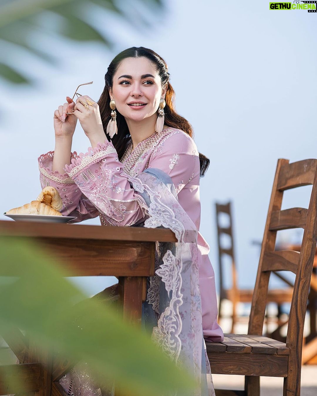 Hania Aamir Instagram - @qalamkar_ LUXURY LAWN for life! π ππ«π-ππ¨π¨π€π’π§π π¬πππ«ππ¬ ππ¨π¦π¨π«π«π¨π° ππ ππ©π¦ (πππ). Love the intricate embroidery details and vibrant colors of this collectionπ«Άπ» Tomorrow at 7pm shop my favourite looks on www.qalamkar.com.pk before they runs out. π€© . Hair & makeup @iambabarzaheer #QalamkarXHaniaAamir #LuxuryLawn #SahilKinare #Chikankari #embroideredcollection