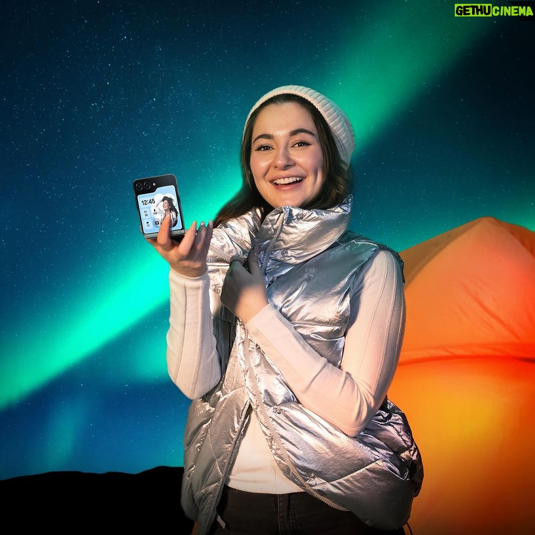 Hania Aamir Instagram - Taking a stroll down memory lane with my #GalaxyZFlip❄️🌌 #JoinTheFlipSide #SamsungPakistan